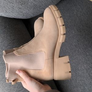 Lug Sole Beige boots